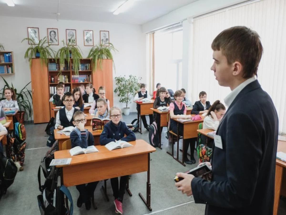 Школы новосибирска работа. Школа 118 Новосибирск. Ученики в школе. Школа 76 Новосибирск. Ученики школы 28.
