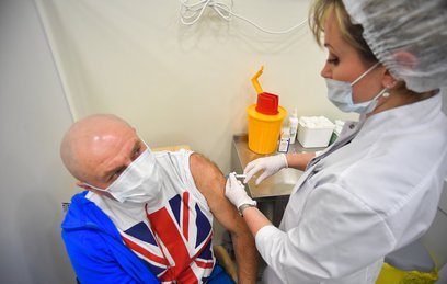 Иностранцы летят в Россию за вакциной 