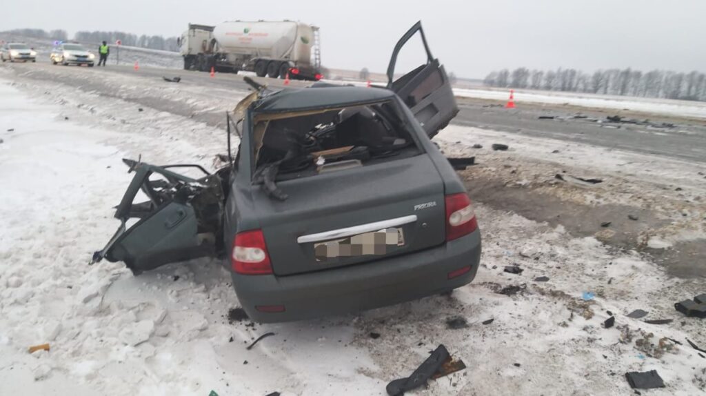 В Рязанской области столкнулись легковушка и грузовик, погибли два человека