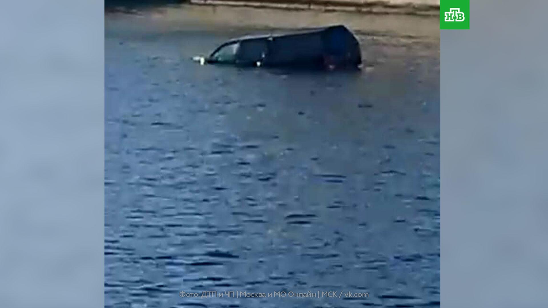 Машина упала в реку
