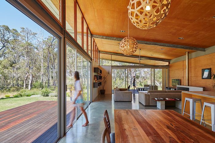 Воплощение мечты архитектора: открытый и светлый дом на природе архитектура