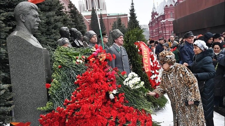 В 1961 году по всей стране сносили памятники Сталину. Команда пришла с самого верху, так Хрущёв мстил тому, кого боялся, а следовательно ненавидел.-2