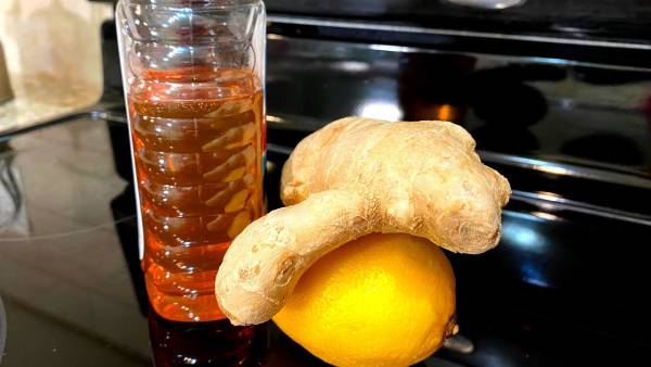 Делаем имбирь главной добавкой в чай зимой: смешиваем с медом и лимоном. Тратится экономно, хранится долго