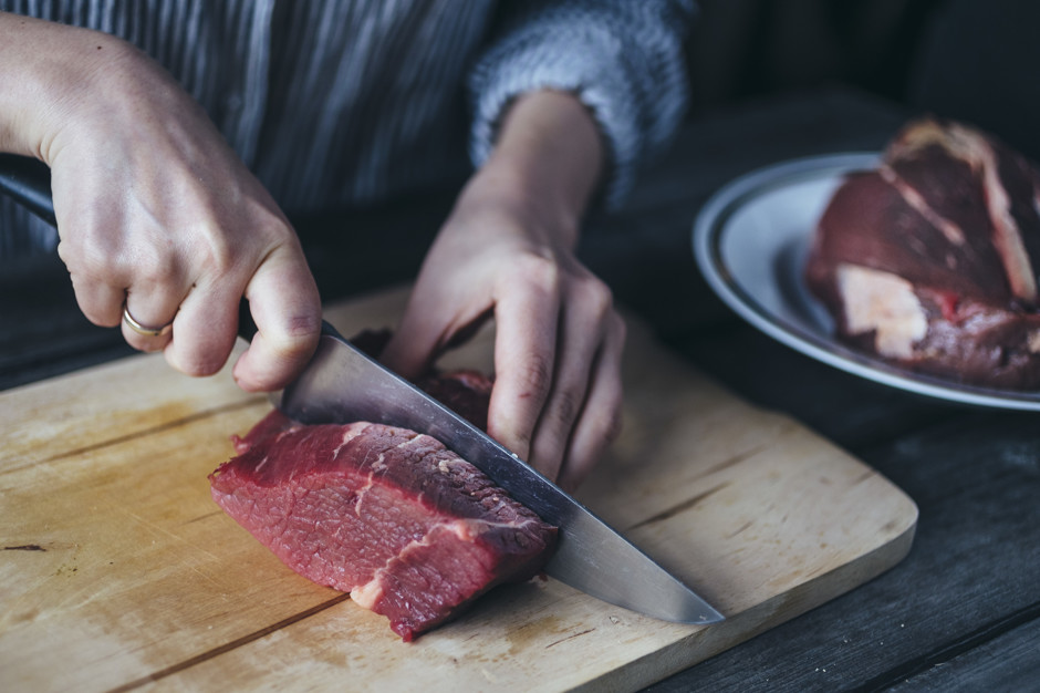 Нарезать стейк. Нарезать мясо для стейка из говядины.