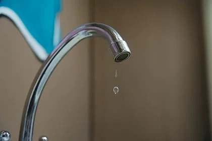 Российскому городу с 35‑тысячным населением отключили воду из-за пожара на нефтезаводе