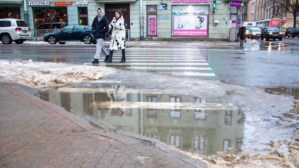Город превращается в болото: в Петербурге начали таять метровые сугробы Общество