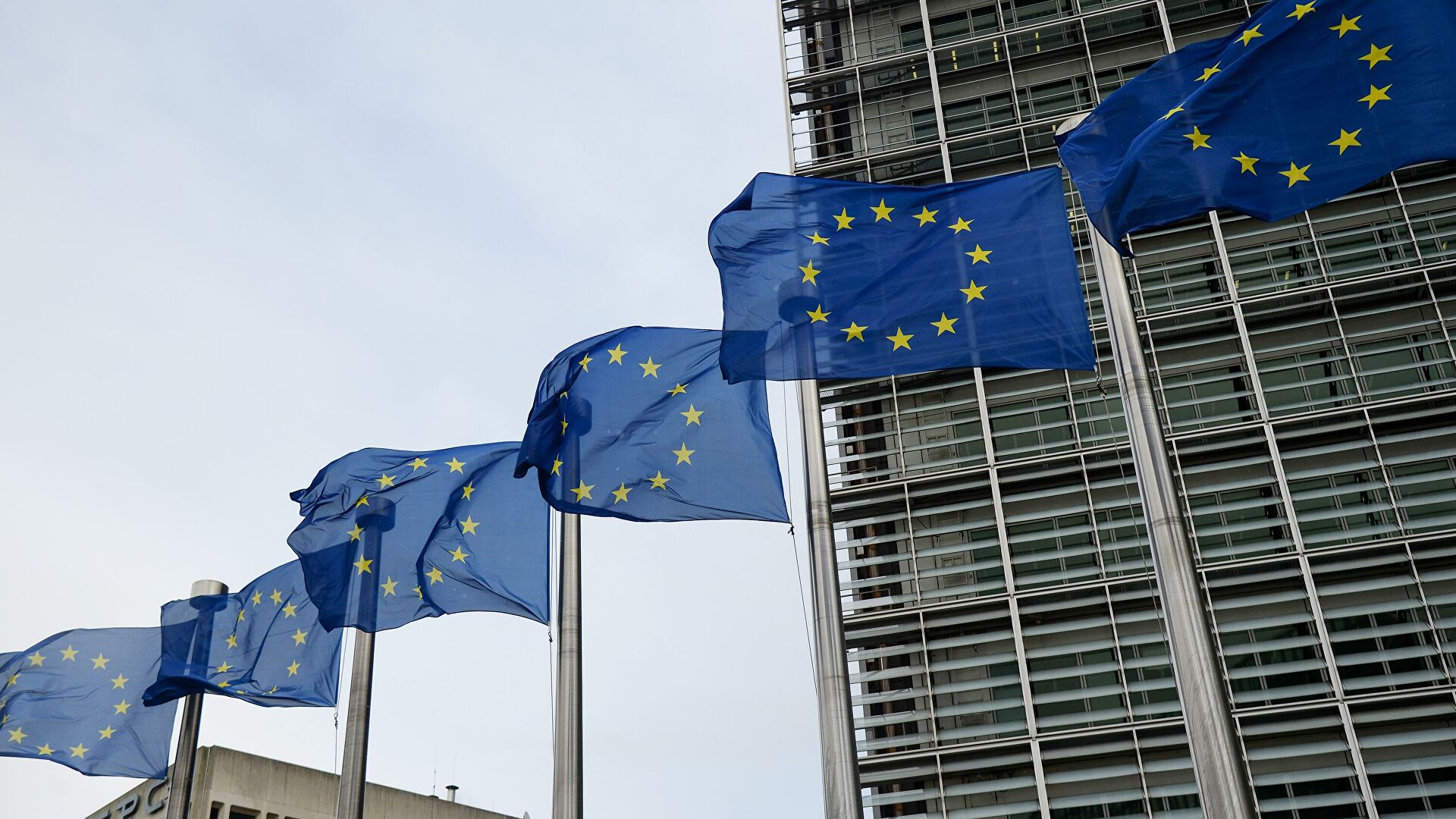 Флаги Евросоюза возле здания штаб-квартиры Европейского парламента в Брюсселе - РИА Новости, 1920, 30.10.2021