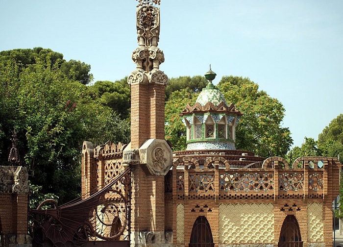 Все постройки были оформлены в едином стиле (Pavellons Guell).