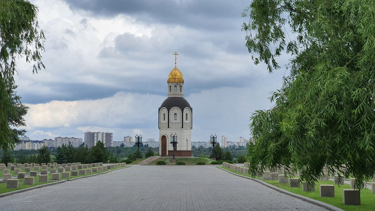 Самое тихое место на Мамаевом кургане в Волгограде павшим, Мамаевом, кладбище, здесь, Владимирской, стоит, Божьей, красноармейцев, иконы, Святой, могилы, СталинградВоинам, СталинградВоинамсвязистам, Адыгеи, ОсетииАлании, нихВоинам, несколько, страны, нашей, народы