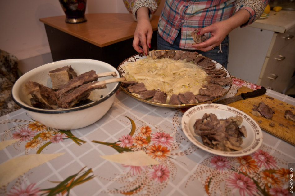 Бешбармак домашнее фото. Водка бешбармак. Казахи едят бешбармак. Мясо для бешбармака в казане. Съеденный бешбармак.