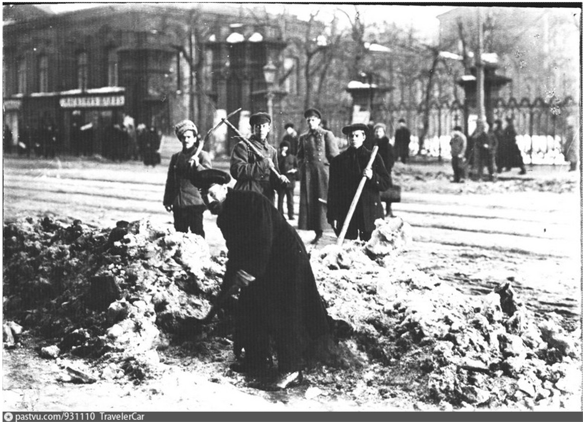 Оккупация власти. Трудовая повинность Петроград 1919. Трудовая повинность 1918. Всеобщая Трудовая повинность. Петроград 1918 зима.