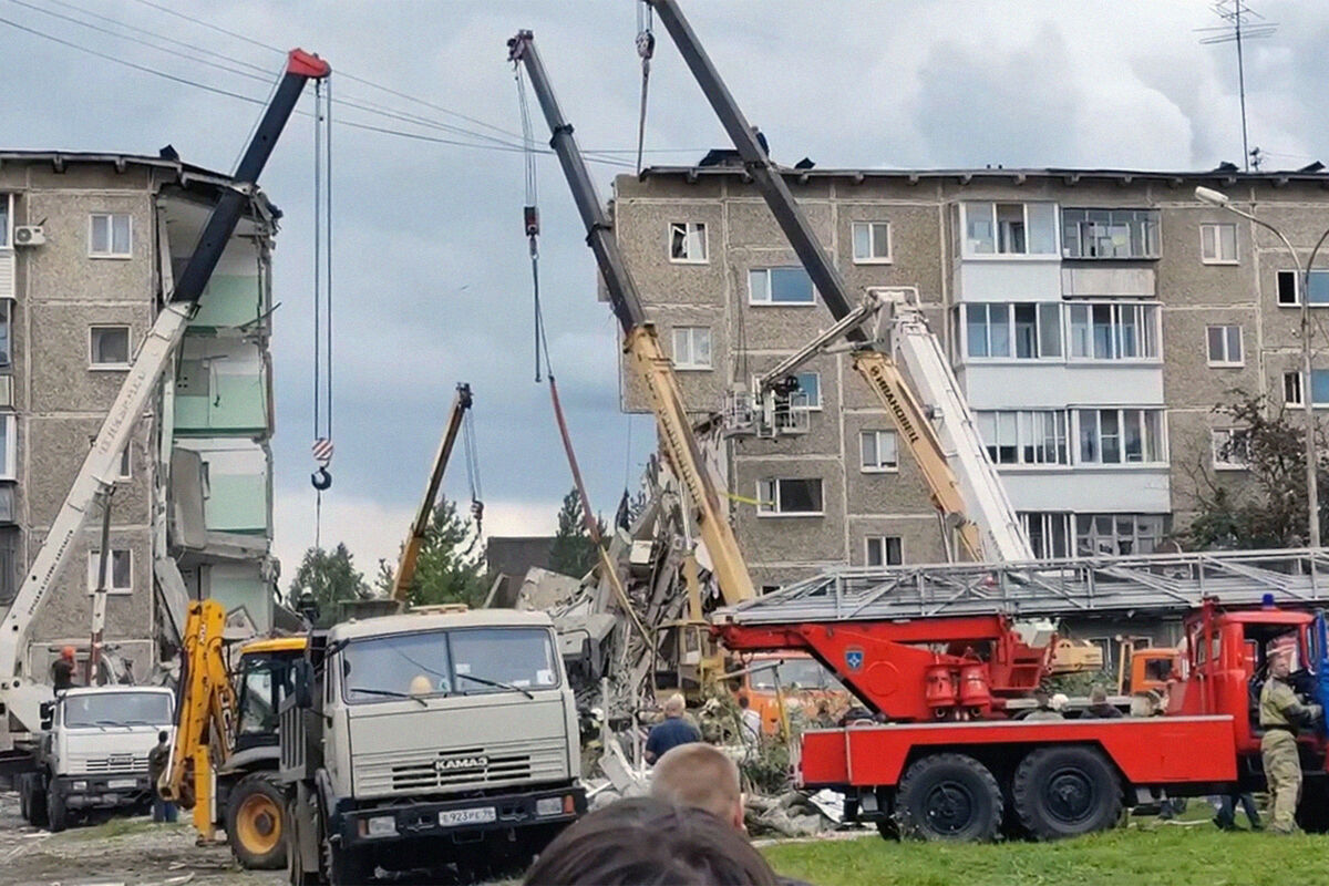 Жители дома в Нижнем Тагиле после ЧП пришли в свои квартиры за вещами