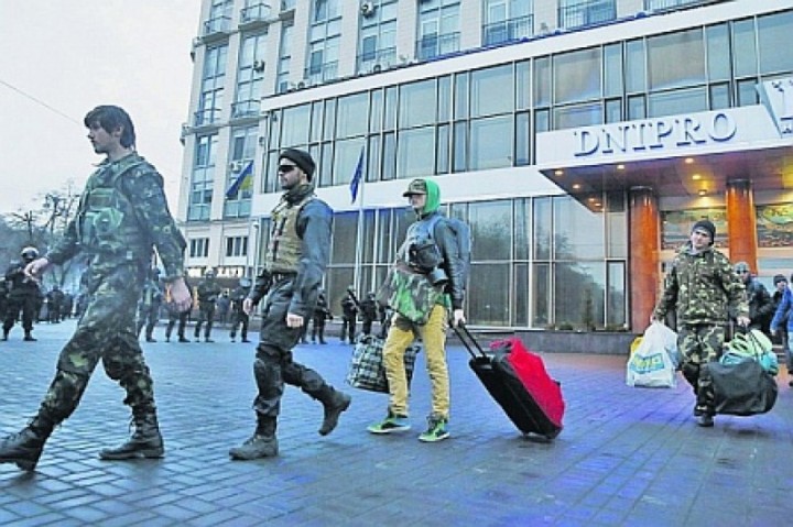 Правосеков выгнали на мороз: «Херои» утопили центральный отель столицы в фекалиях