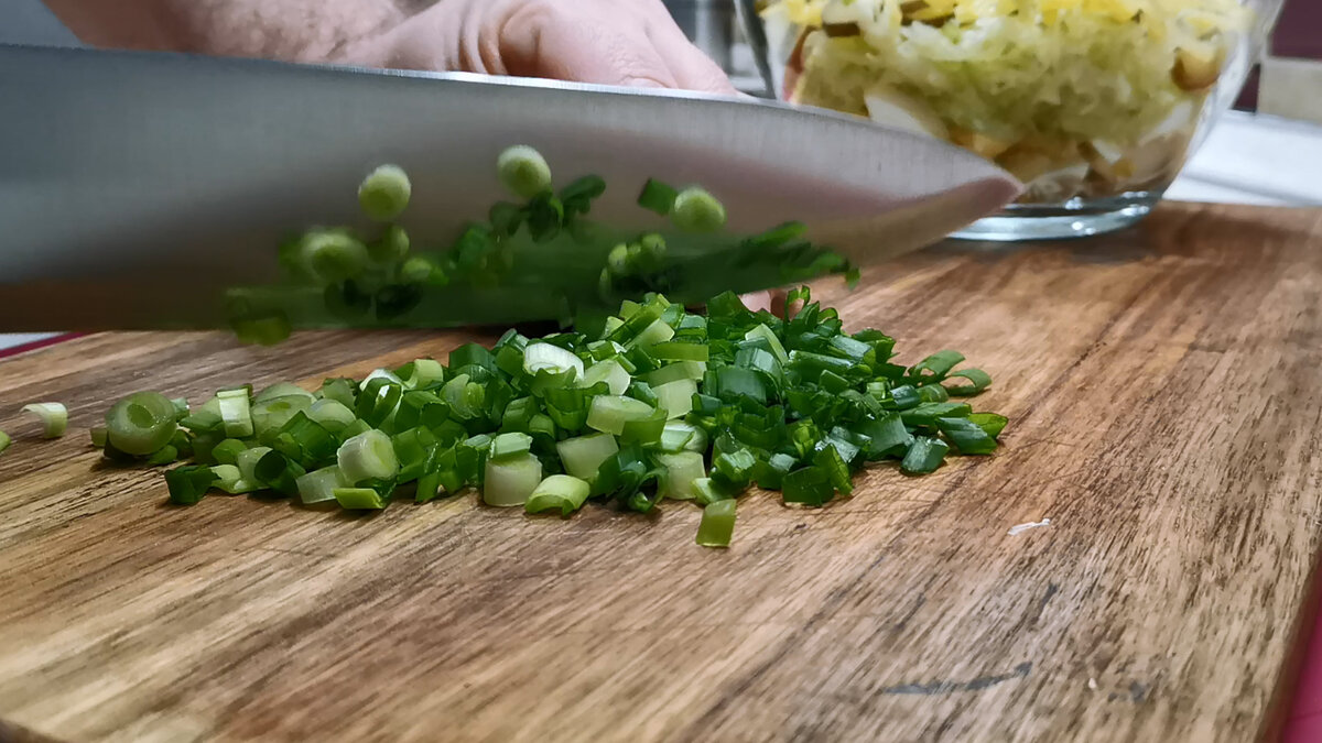 Салат с редькой готовим часто и никогда не остается. Необычайно вкусное сочетание ингредиентов, отличная закуска на любой стол салат, Режем, очень, перец, просто, ингредиент, ингредиентов, зеленый, редька, маринованный, пикантный, слегка, тонкими, ингредиенты, огурцы, редькой, Солить, нужноВот, точно, такой