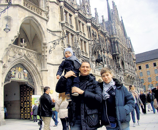 С сыновьями в Мюнхене (2013 г.). Фото: Ok.ru