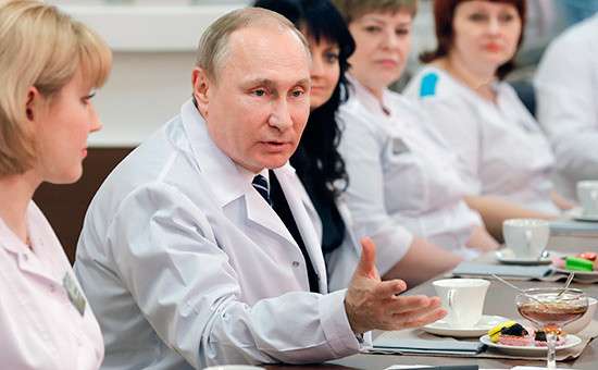 Путин и люди в белых халатах
