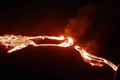Мощное извержение вулкана в Исландии попало на видео