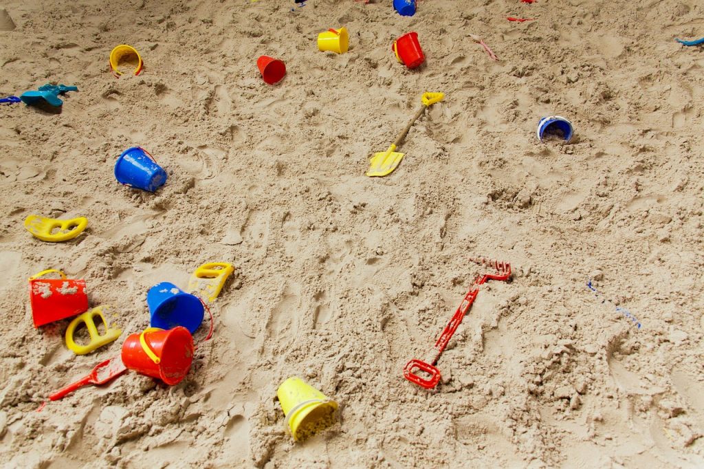 Игры в песочнице интересны всем детям дошкольного возраста — советы мамашкам, как занять детей