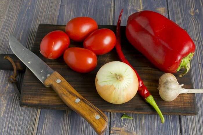Как приготовить за пару минут томатный соус, который спасет даже неудачный шашлык перец, зелень, растительное, можно, столовая, пропускаем, приготовления, кинза, взять, томаты, нарезается, блендер, добавляем, другая, уксус, произвольном, через, необходимо, соуса, перемешиваем