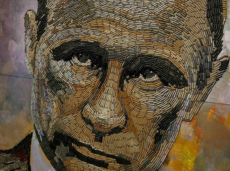Портрет Владимира Путина, "Лицо войны", сделанный из 5000 гильз с фронта на востоке Украины, выполненный в Киевской студии украинской художницы Дарьи Марченко история, картинки, фото