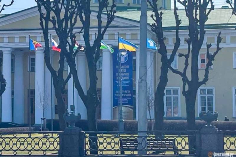 История повторяется: флаги Украины в Санкт-Петербурге История повторяется: флаги Украины в Санкт-Петербурге РФ