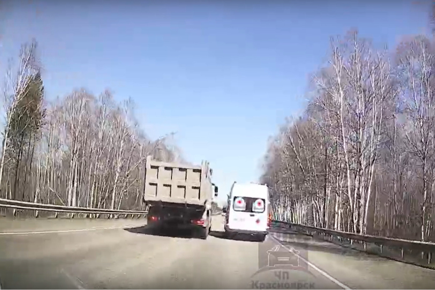 «Скорая» и грузовик устроили гонки на трассе Красноярск — Енисейск