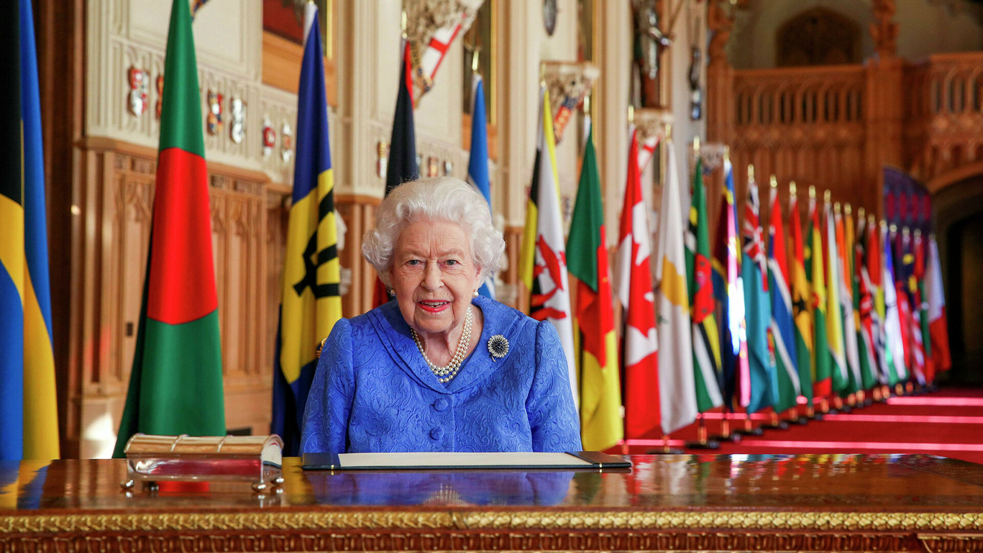 Королева Великобритании Елизавета II в Георгиевском зале Виндзорского замка - РИА Новости, 1920, 30.10.2021