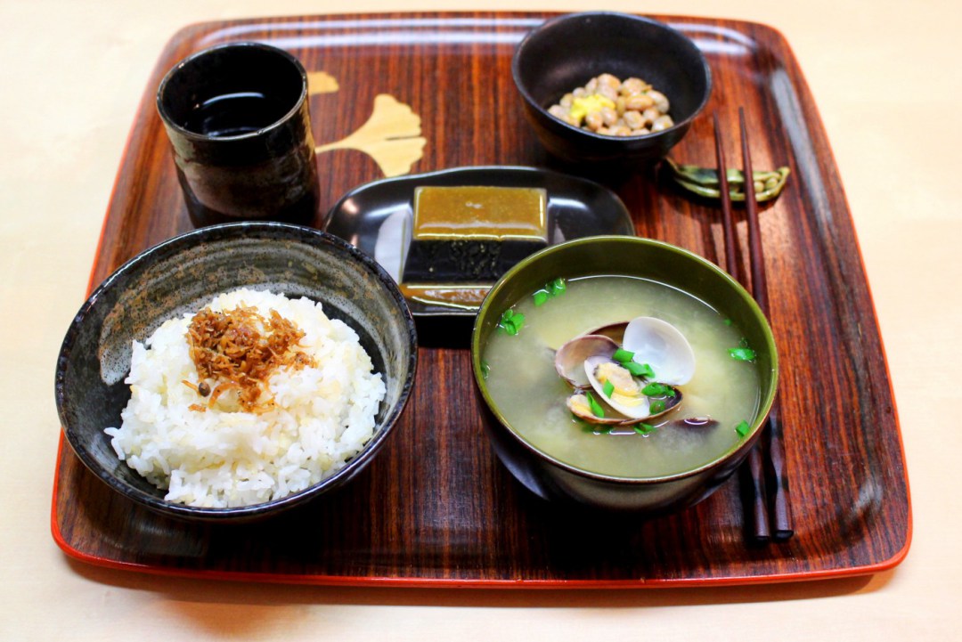 Суп на завтрак у японцев 4 буквы. Японский завтрак. Традиционный японский завтрак. Обед в Японии. Традиционный японский обед.