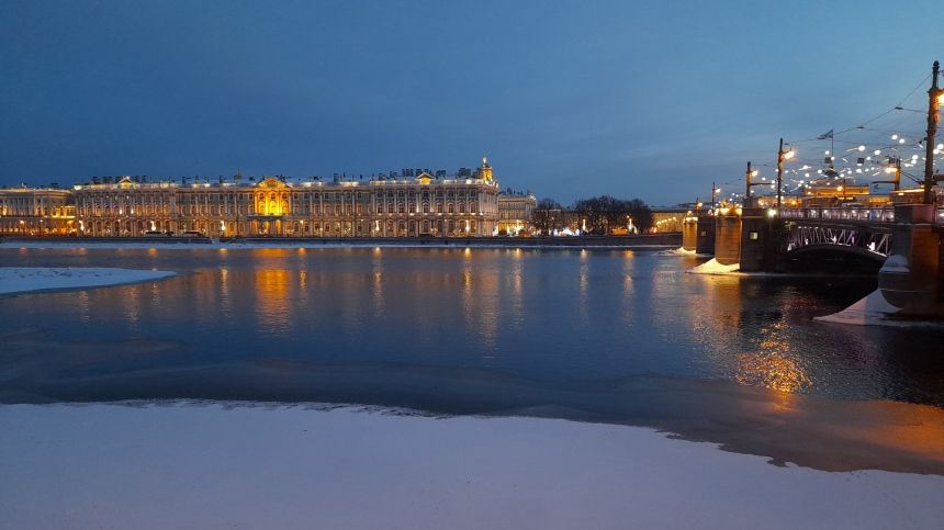 Плавучий ресторан почти затонул в Петербурге — фото