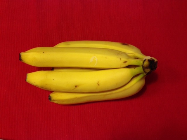 А вот бананы наоборот — самые калорийные из собратьев овощей-фруктов, даже калорийнее винограда. 1000 калорий содержится в 1,1 кг бананов диета, еда, зож, калории, спорт, супермаркет, фоторепортаж