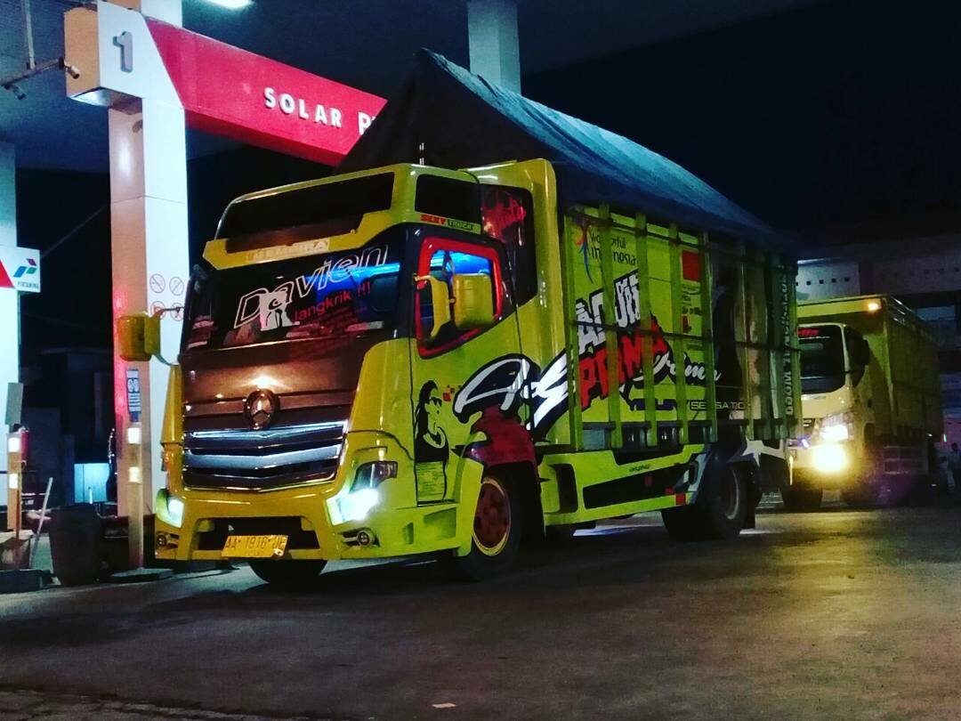 Маленькие грузовики Fuso Canter с внешностью от Scania и Actros MP4 - Индонезийский вид тюнинга грузовиков Маленькие грузовики Fuso Canter с внешностью от Scania и Actros MP4 - Индонезийский вид тюнинга грузовиков авто
