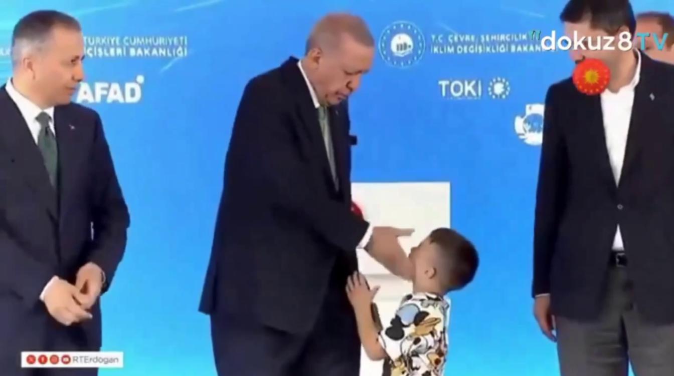 Эрдоган ударил пощечину ребенку на церемонии в Ризе