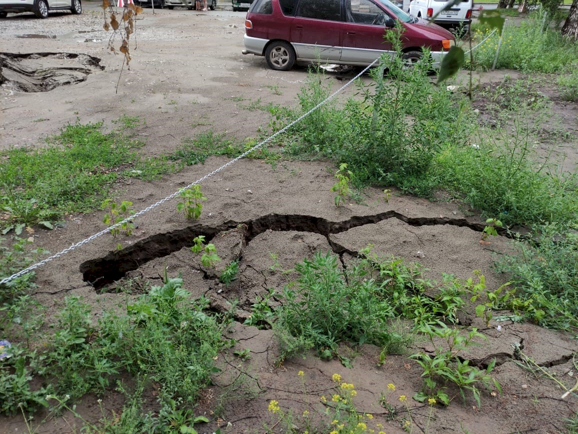 Провал асфальта на Павловском тракте в Барнауле 27 июня 2022 года. Фото: Екатерина Смолихина / amic.ru