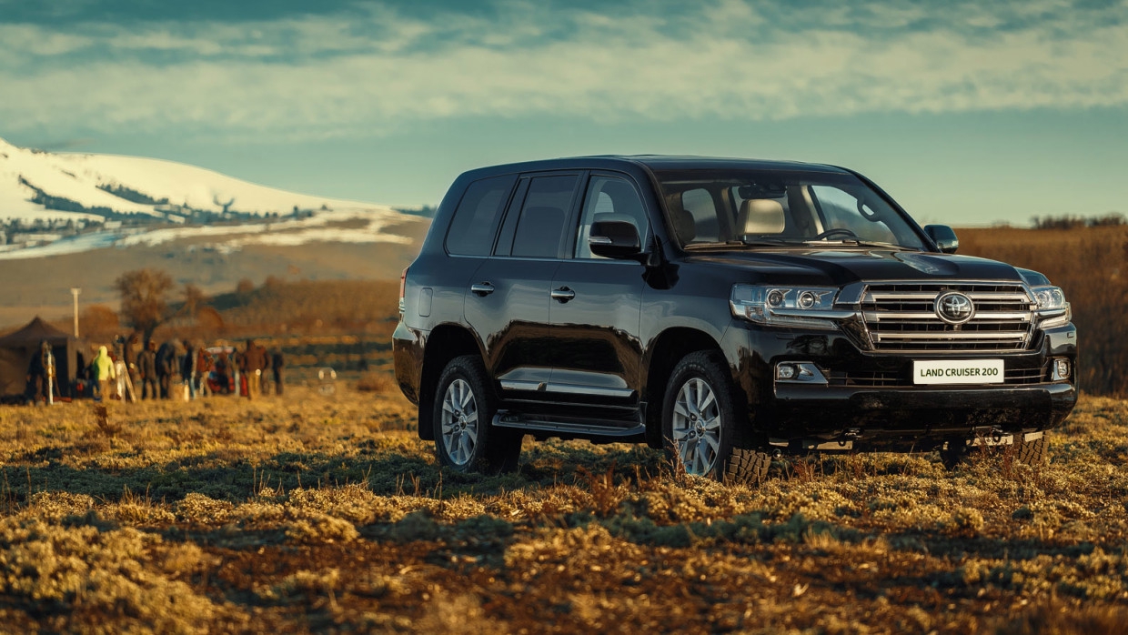 Владелец Toyota Land Cruiser 200 решил продать восьмилетнее авто дороже нового Общество