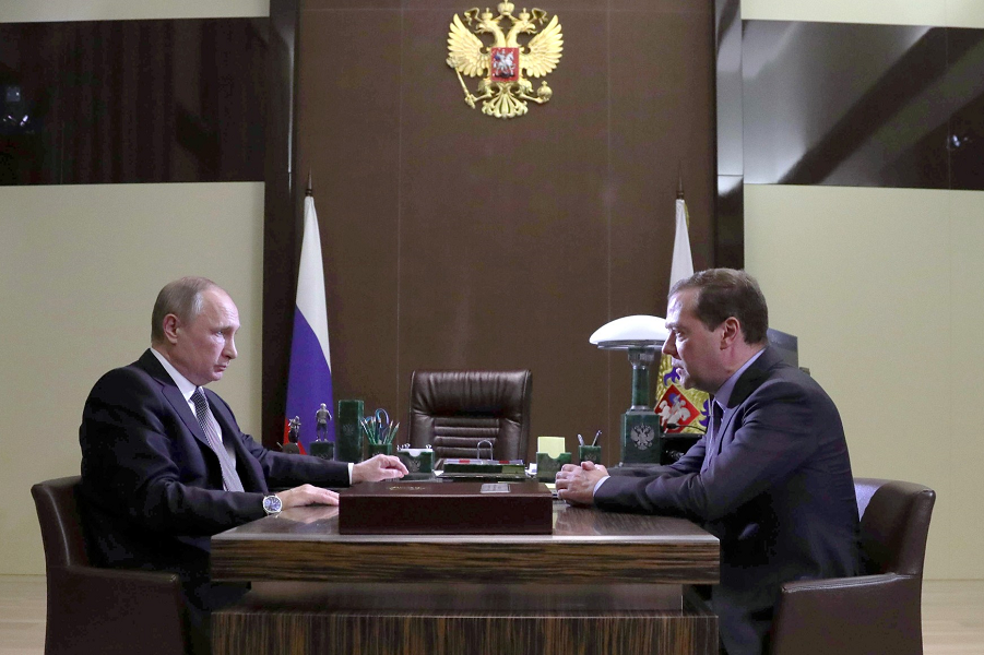 Рабочая встреча Путин и Медведева в Сочи 19.05.17.png