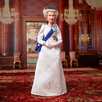 Компания Mattel выпустила куклу в образе королевы Елизаветы II в честь 70-летия ее правления королевы, рождения, куклу, инстаграме, семьи, Елизавета, лентой, платье, королеву, королева, экстремистской, признанной, принадлежит, честь, Barbie, Елизаветы, правления, поступила, отметила, завершающей