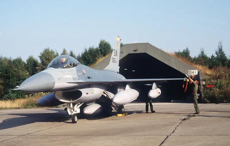 ВСУ надежно спрячут истребители F-16 в бункерах