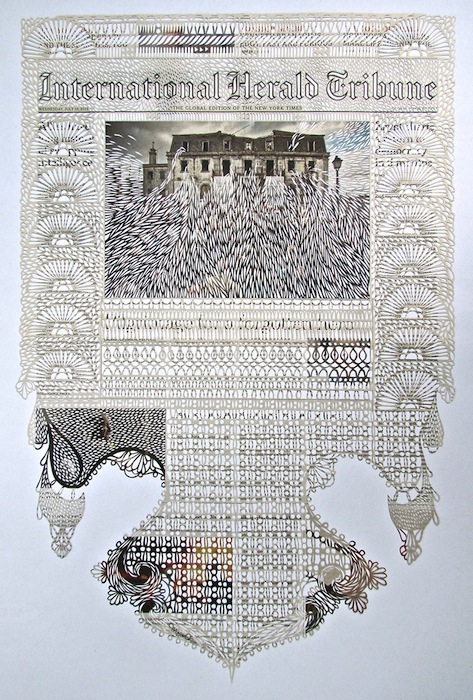Мириам вырезает из бумаги затейливые, напоминающие старинное кружево, узоры. Мириам вырезает из бумаги затейливые, напоминающие старинное кружево, узоры.