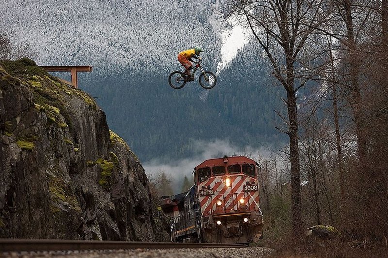 Спортсмен Ян Моррисон в горах Уистлер. Колумбия, Канада. фото, экстрим, это интересно
