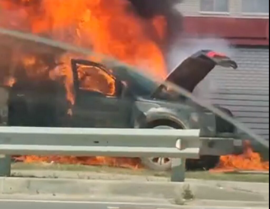 Опубликовано видео горящего у Шумаши автомобиля