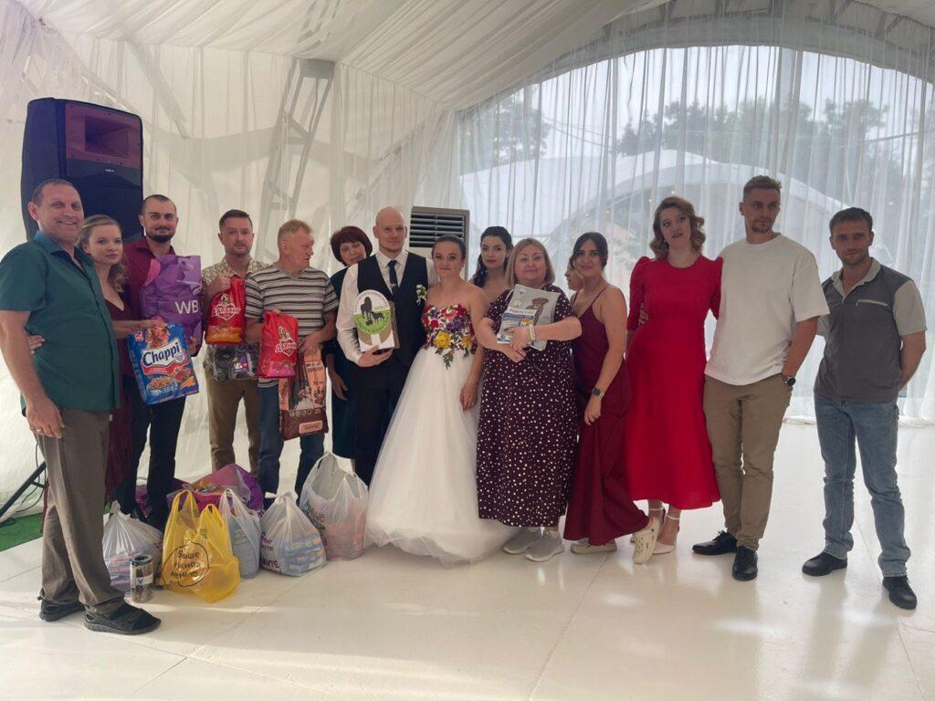 Молодожены из Волгограда вместо букетов принимали на свадьбе корм для собак