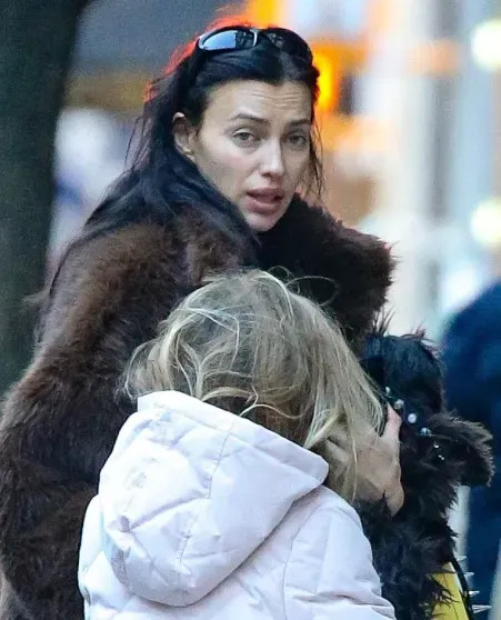 Ирина Шейк вышла на прогулку с дочерью Леей в Нью-Йорке