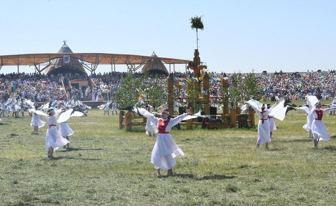 Рустам Минниханов поздравил народ Якутии с праздником 
