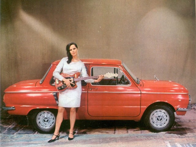 Реклама старых авто с барышнями на первом плане! авто