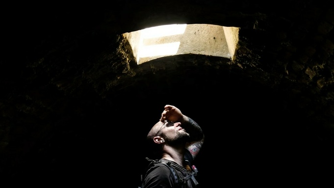 Житель Алтая прокопал тоннель к соседу и украл три предмета для полного расслабления