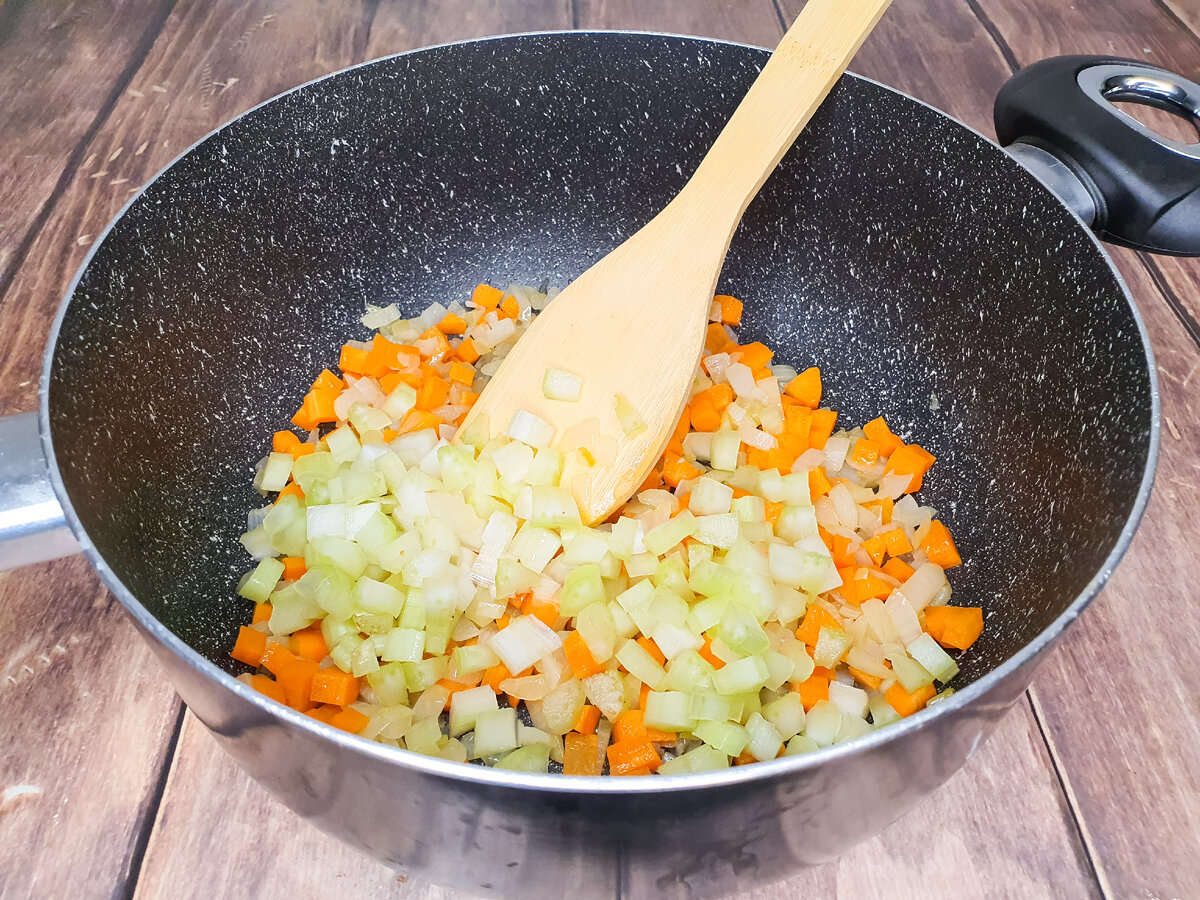 5 согревающих осенних супов на любой вкус: мясной, куриный, рыбный и чечевичный минут, кубиками, кастрюлю, перец, нарезаем, варим, отправляем, добавляем, понадобится, сельдерея, бульона, очень, вливаем, куриного, обжариваем, морковь, масло, бульон, кастрюле, нужно