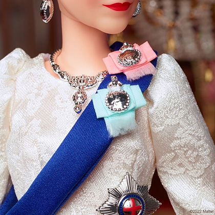 Компания Mattel выпустила куклу в образе королевы Елизаветы II в честь 70-летия ее правления королевы, рождения, куклу, инстаграме, семьи, Елизавета, лентой, платье, королеву, королева, экстремистской, признанной, принадлежит, честь, Barbie, Елизаветы, правления, поступила, отметила, завершающей