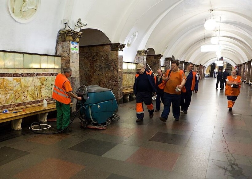 Ночная жизнь московского метро метро, вагоны, время, этого, чтобы, станции, которые, человек, каждую, уборщики, когда, москвичи, который, мойки, выпускают, работы, вручную, работников, специальный, Конечно