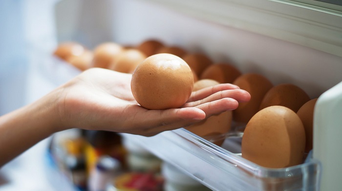 Яйца должны полежать в холодильнике. / Фото: mirnadivane.ru