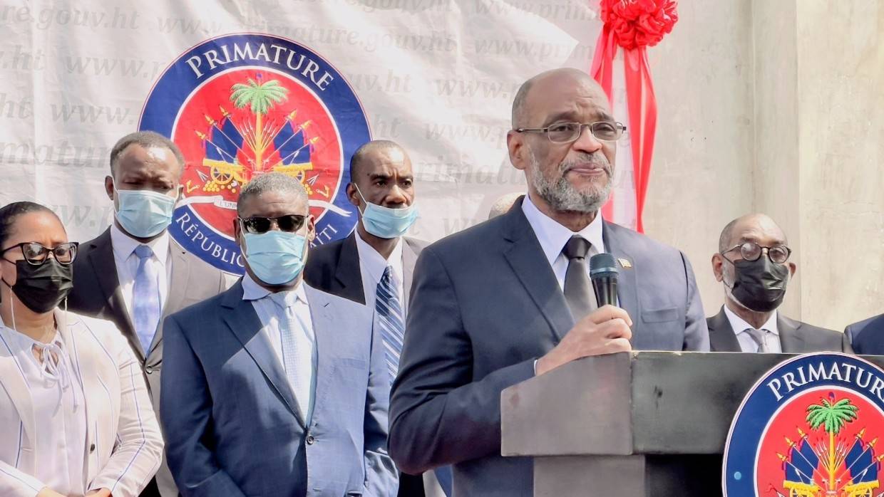 Премьер Гаити Анри пригрозил тюрьмой бандитам, которые блокируют поставки бензина